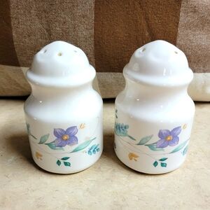 Vintage Pfaltzgraff ceramic floral pattern hand painted salt/pepper shake